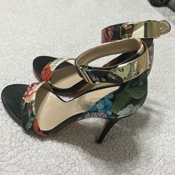 Catherine Malandrino high heel floral print ankle strap golden hardware sandals - Picture 2 of 6
